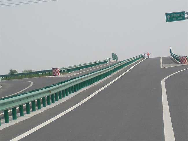 黔西南高速公路护栏的材质与规格
